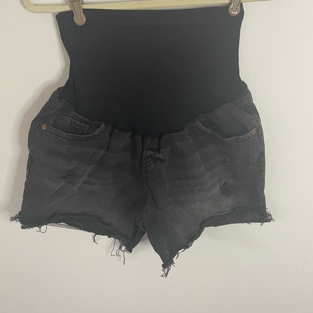 Old Navy Maternity Shorts in size 10